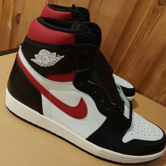 *SOLD* DS Gym Red Jordan 1s - Picture 2 of 3